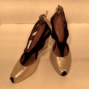 Anthropologie No. 704b Women’s Julia Butter/Black 4” Peeptoe Wedge Heels